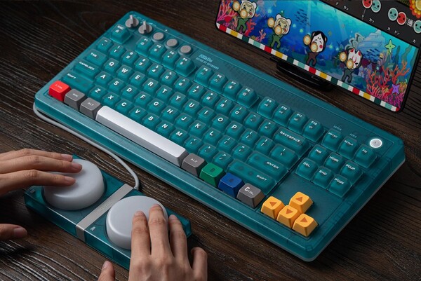 El teclado mecánico Retro 87, edición N64, se suministra con dos «Super Buttons» con cable.
