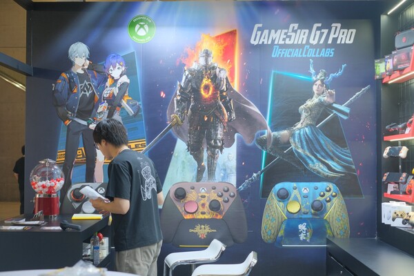 El mando inalámbrico GameSir G7 Pro Dragon's Dogma Edition para Xbox expuesto en el Tokyo Game Show. (Fuente de la imagen: GameSir)