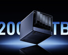 La configuración con 128 GB de RAM unificada permite ejecutar localmente modelos de clase 120B. En la imagen: una fotografía promocional que destaca la capacidad total de almacenamiento del NAS.