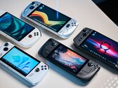 Varios PC de juegos portátiles sobre una mesa