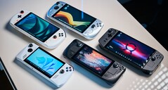 Varios PC de juegos portátiles sobre una mesa