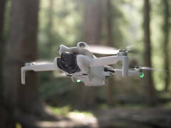 El Mini 4 Pro sigue siendo el lanzamiento más reciente de DJI de un dron de 249 g. (Fuente de la imagen: DJI - editado)