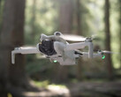 El Mini 4 Pro sigue siendo el lanzamiento más reciente de DJI de un dron de 249 g. (Fuente de la imagen: DJI - editado)