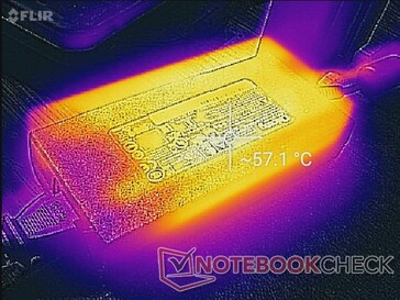 El adaptador de CA puede calentarse bastante a más de 57 C cuando se juega durante más de una hora