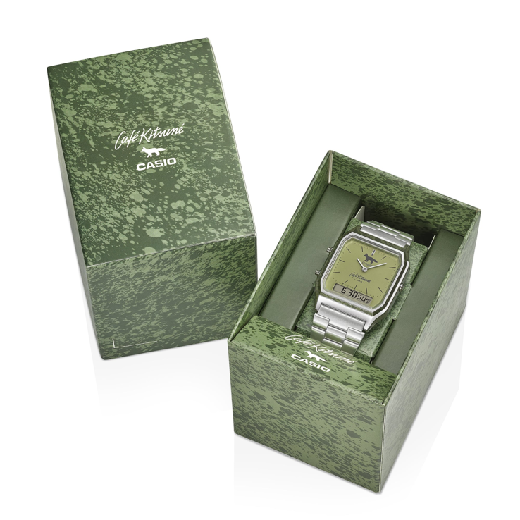 El Casio AQ-230ECK-3A Cafe Kitsune se presenta en una caja especial con un estampado verde moteado.