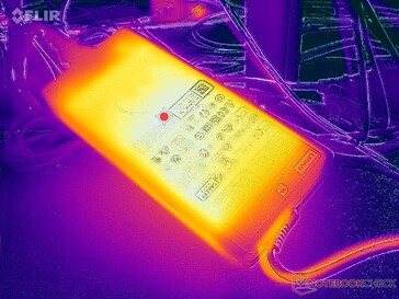 El adaptador de CA puede alcanzar más de 44 C cuando funciona con cargas exigentes