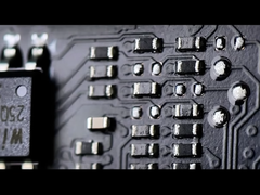 Una imagen de la placa base MSI RTX 5090 Lightning mostrando sus resistencias y la disposición de las trazas