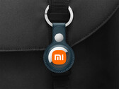 Habrá versiones UWB y no UWB disponibles. En la imagen: imagen editada que muestra Apple Tag con el logotipo de Xiaomi colgado de un bolso. (Fuente de la imagen: Apple y Xiaomi)