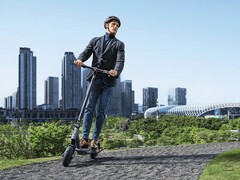 El Xiaomi Electric Scooter 4 Ultra tiene un motor de 500 W y 940 W de potencia máxima. (Fuente de la imagen: Xiaomi)