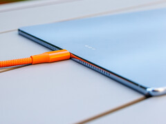 El cable USB es más grueso que la tableta.