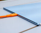 El cable USB es más grueso que la tableta.