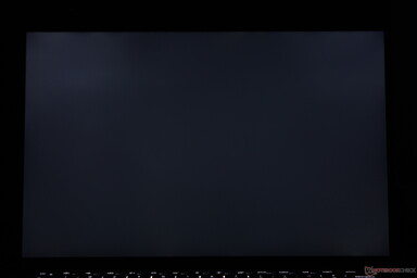 Ligero-moderado sangrado de la luz de fondo a lo largo de las esquinas superiores