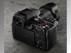 La G9II tiene un formato compacto y ergonómico (Fuente de la imagen: Panasonic)