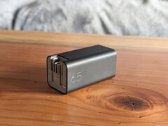 El adaptador HP de 65 W cuenta con casi todas las características que podríamos desear en un cargador USB-C portátil