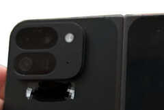El supuesto Pixel Fold 2 con lo que parecen ser cuatro cámaras orientadas hacia atrás. (Fuente de la imagen: Android Authority - editado)