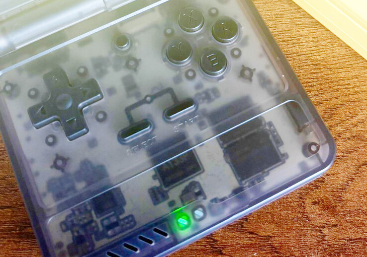 Un primer plano revela el chipset Allwinner A133P en el interior del Powkiddy V90S. (Fuente de la imagen: Taki Udon - editado)