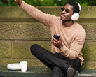 Damson Idris luciendo unos auriculares over-ear de Sony aún sin estrenar.