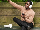 Damson Idris luciendo unos auriculares over-ear de Sony aún sin estrenar.