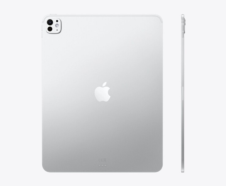 Vista trasera y lateral del Apple iPad Pro M5 en color plata, destacando su delgado diseño de aluminio y la cámara trasera de una sola lente (Fuente de la imagen: Apple)
