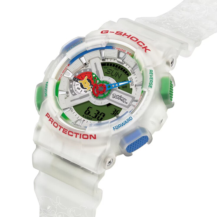 Vista en ángulo del reloj translúcido Casio G-Shock Pokémon GA-110PKM-7A, en la que destacan su caja de gran tamaño y sus botones de colores.