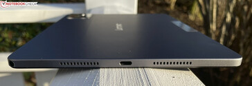 Derecha: altavoz, USB-C 2.0, altavoz