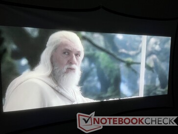 Fíjate en el halo alrededor de las zonas de alto contraste, como la espalda, el pelo y el bastón de Gandalf. (Imagen de El Señor de los Anillos: El Retorno del Rey de New Line Cinema)