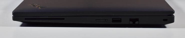 derecha: Lector de tarjetas inteligentes, nanoSIM, USB-A 3.2 Gen 1, RJ45-Ethernet, ranura de bloqueo Kensington