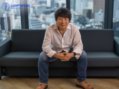 Una imagen de Hideaki Itsuno sentado en un sofá en los estudios Tencent LightSpeed (fuente de la imagen: LightSpeed Studios)