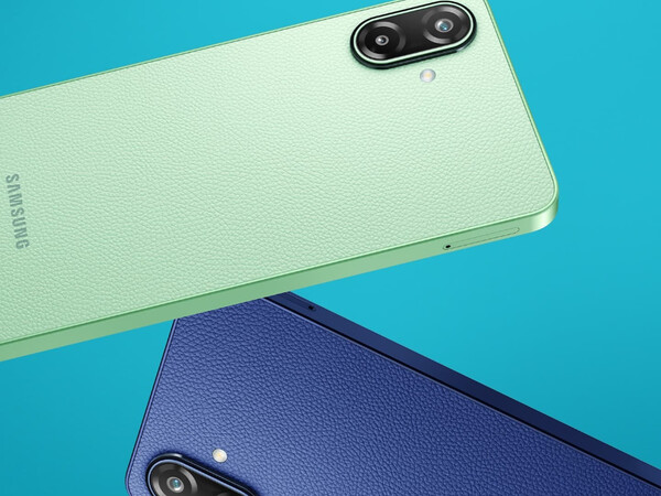 La Galaxy F70e tiene un acabado en cuero.