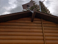 Soporte estándar para antena parabólica en tejado.