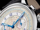 Primer plano de la esfera color crema del cronógrafo Timex Marlin Neo Classic, con agujas azules y números arábigos, marcas taquimétricas rojas y una escala telemétrica azul alrededor del borde exterior.