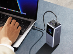 El nuevo banco de energía UGREEN 200W 25.000mAh tiene tres puertos. (Fuente de la imagen: UGREEN)