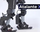 El exoesqueleto Atalante X de Wandercraft mejora la marcha de una mujer siete años después de sufrir una apoplejía. (Fuente de la imagen: Wandercraft)