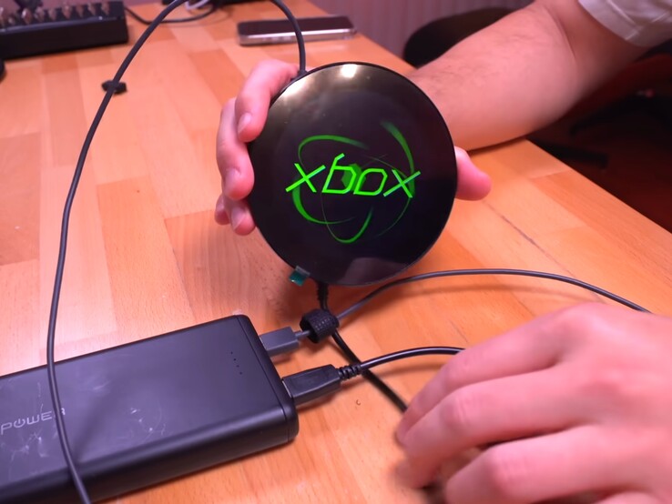 La joya resplandeciente funciona ahora como pantalla. (Fuente de la imagen: Macho Nacho Productions vía YouTube)