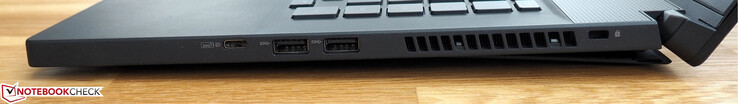 A la derecha: USB 3.1 Gen2 Tipo C, 2 x USB 3.0 Tipo A, rejilla de ventilación, ranura de bloqueo Kensington
