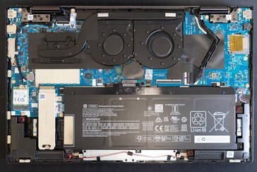 2023 HP Envy x360 15 sin placa inferior muestra una ligera reordenación de los componentes internos.