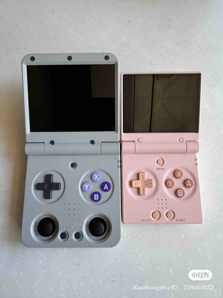 El Miyoo Flip y el Miyoo Mini Flip, de izquierda a derecha. (Fuente de la imagen: GameboyJuntaro)