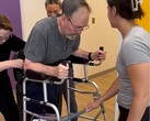 El paralítico Iván Vargas recibe el exoesqueleto Ekso Indego bajo la cobertura de Medicare y comienza a entrenarse para volver a caminar. (Fuente: Instituto Sheltering Arms)