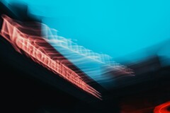 Desenfoque de movimiento abstracto del cartel del Teatro Nacional de Londres (Fuente de la imagen: Samuel Regan-Asante vía Unsplash)