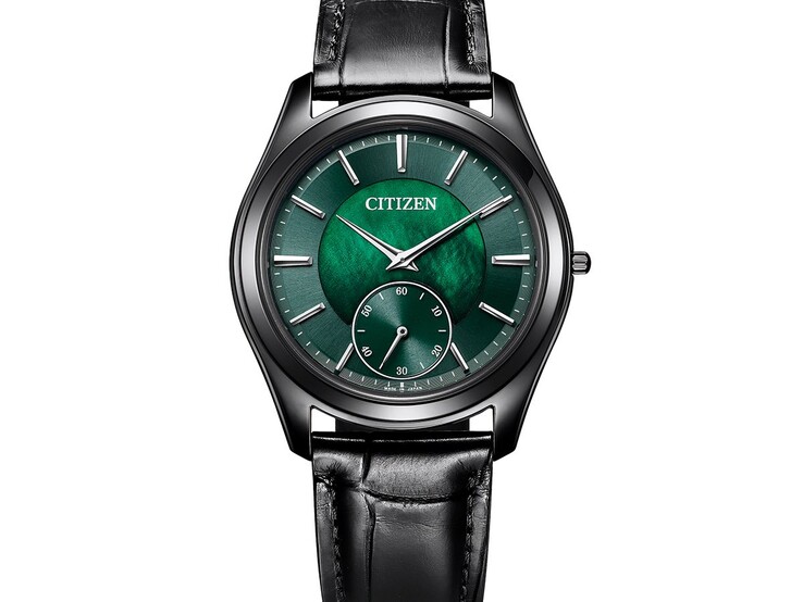 Primer plano en ángulo del Citizen Eco-Drive One AQ5025-04N, que muestra su esfera de nácar verde iridiscente, agujas e índices de tono plateado, caja negra y correa de cuero.