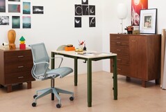 El escritorio de altura regulable Spout de Herman Miller cuenta con cuatro patas motorizadas. (Fuente de la imagen: Herman Miller)