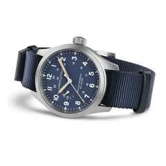 El Hamilton Khaki Field Power Reserve de 40 mm con esfera azul