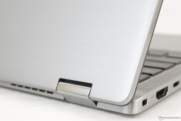 La tapa exterior de aluminio cepillado y la base del teclado tienen una textura suave
