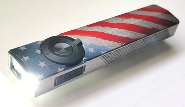 La linterna Olight ArkPro Stars & Stripes ofrece una potencia de 1.500 lúmenes en su modo de haz amplio.