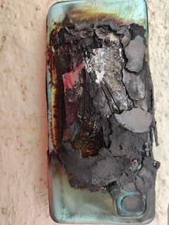Daños masivos en el OnePlus Nord 2 que ha explotado. (Fuente: Ankur Sharma)