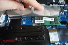 HP oculta las dos ranuras SODIMM bajo el blindaje de aluminio, una de las cuales es libre.