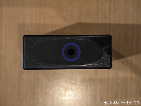 El conector de CC en la parte superior del cargador Honor Win 360W