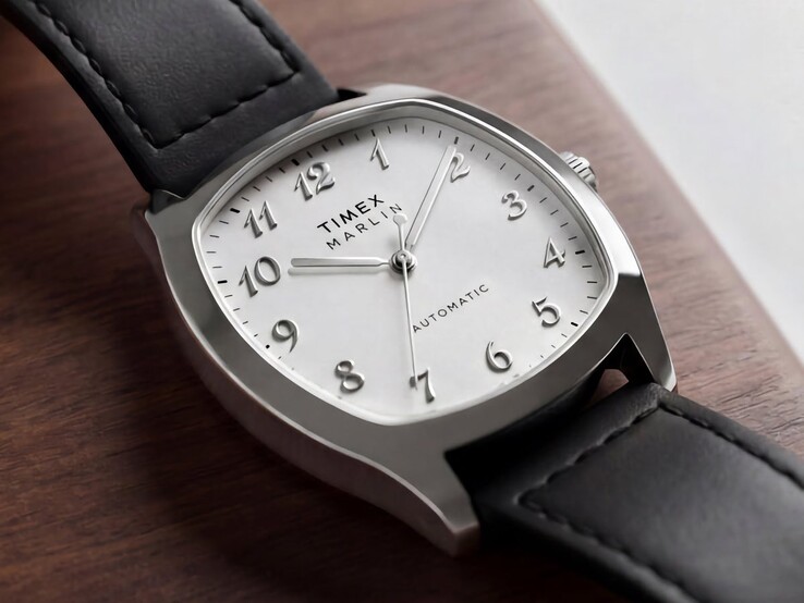 Timex Marlin Chatham Automatic con caja tipo cojín en tono plateado, esfera blanca, números arábigos en tono plateado y correa de cuero negro