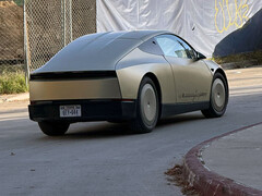 Tesla Cybercab circulando por la vía pública. (LadiesMans217/X)