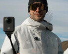 La DJI Osmo 360 en uso con lo que parece ser su barra de extensión de batería. (Fuente de la imagen: vía Igor Bogdanov)